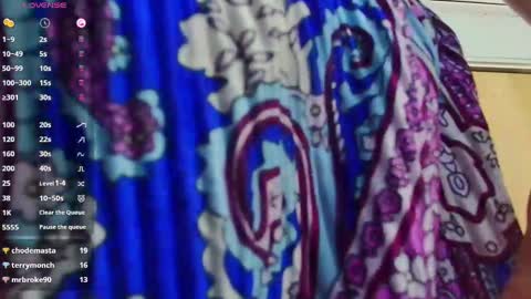 Snapshot of mommyissuess_ chatting on February 25, 12:58 am Daphne online show from February 25, 12:58 am