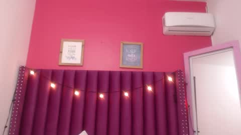 Snapshot of mommyissuess_ chatting on February 26, 6:37 am Daphne online show from February 26, 6:37 am