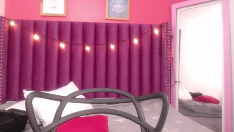 Snapshot of mommyissuess_ chatting on February 26, 9:42 am Daphne online show from February 26, 9:42 am