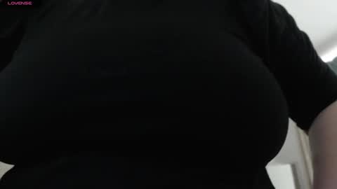 Snapshot of mommyissuess_ chatting on October 15, 7:14 pm Daphne online show from October 15, 7:14 pm