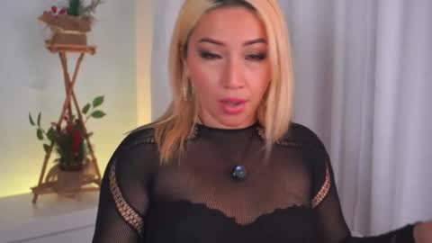 Snapshot of mommysquirt_ chatting on November 9, 7:23 pm Kendall Evanz online show from November 9, 7:23 pm