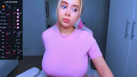 Snapshot of monalauu chatting on December 14, 11:34 pm online show from December 14, 11:34 pm