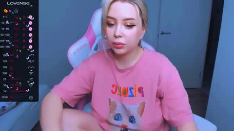 Snapshot of monalauu chatting on February 10, 2:19 am online show from February 10, 2:19 am