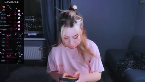 Snapshot of monalauu chatting on February 8, 3:32 am online show from February 8, 3:32 am