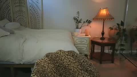 Mona online show from May 1, 4:22 pm