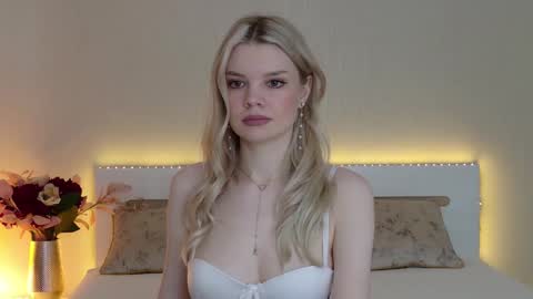 Snapshot of monaxxx_ chatting on December 18, 1:23 pm Monaxxx online show from December 18, 1:23 pm