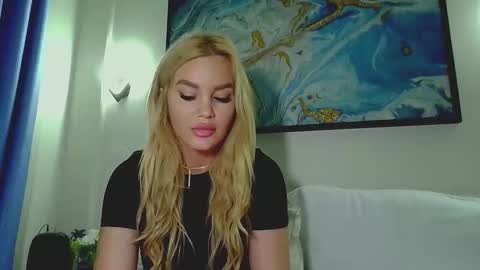 Snapshot of moni_ chatting on October 12, 4:11 am Monica online show from October 12, 4:11 am