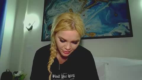 Snapshot of moni_ chatting on November 27, 4:25 am Monica online show from November 27, 4:25 am