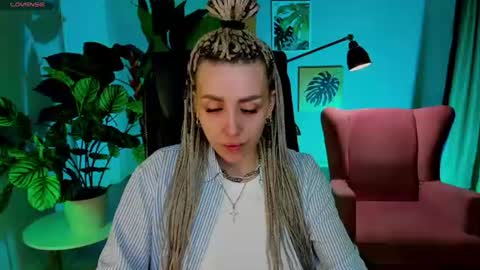 Snapshot of monicariley chatting on June 19, 9:02 am monicariley online show from June 19, 9:02 am