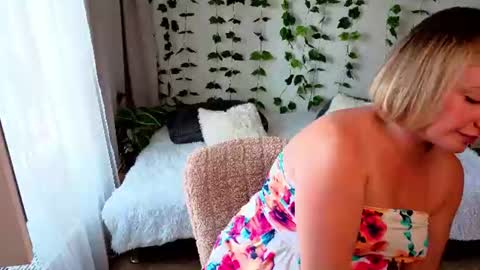 Snapshot of monikfoxy chatting on July 25, 4:21 am Monik online show from July 25, 4:21 am