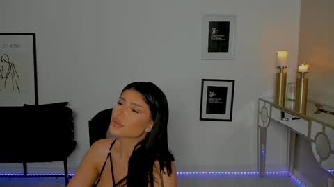 Snapshot of moniqueeass chatting on February 17, 9:52 pm Alessia online show from February 17, 9:52 pm