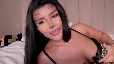 Snapshot of moniqueeass chatting on October 31, 5:47 pm Alessia online show from October 31, 5:47 pm