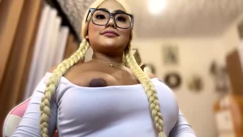 Snapshot of monstrouscockdivaontop chatting on November 27, 11:07 pm Ruthie online show from November 27, 11:07 pm