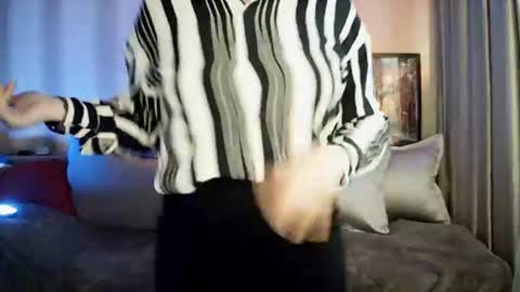 Snapshot of moodiemira chatting on June 17, 5:47 pm moodiemira online show from June 17, 5:47 pm