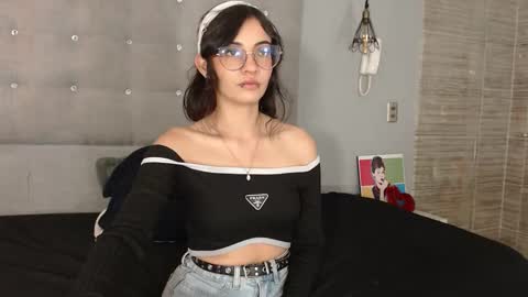 Snapshot of moon__april chatting on October 9, 8:18 pm Elizabeth  online show from October 9, 8:18 pm