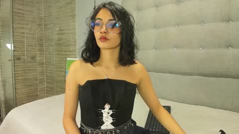 Snapshot of moon__april chatting on October 24, 10:28 pm Elizabeth  online show from October 24, 10:28 pm