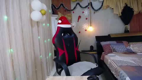 Snapshot of moon_and_fire_ chatting on December 4, 4:44 am moon_and_fire_ online show from December 4, 4:44 am