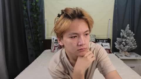 Snapshot of moon_felix chatting on December 17, 6:47 pm Felix and Maddy online show from December 17, 6:47 pm