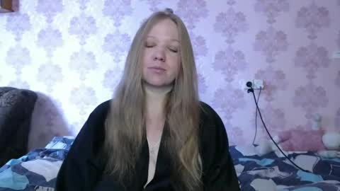 moon_linght000 online show from June 3, 6:05 am