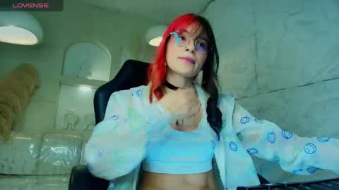 Snapshot of moon_red_r chatting on April 29, 7:53 pm Moon online show from April 29, 7:53 pm