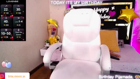 Snapshot of moon_water__ chatting on February 7, 10:19 am Moon Water online show from February 7, 10:19 am