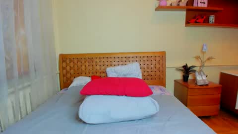 Snapshot of mooneclipce chatting on October 27, 7:12 am Lena online show from October 27, 7:12 am