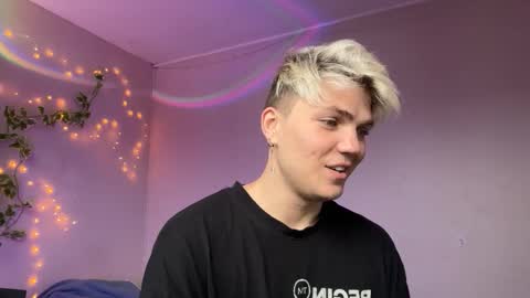 Snapshot of moonflamek chatting on December 21, 2:02 pm moonflamek online show from December 21, 2:02 pm