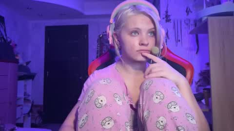 Snapshot of moonlight_mia chatting on November 6, 11:04 pm Mia online show from November 6, 11:04 pm