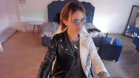Snapshot of moonn_fox chatting on October 7, 8:39 pm Moon online show from October 7, 8:39 pm