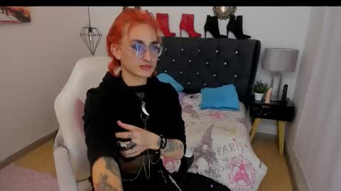 Snapshot of moonn_fox chatting on October 16, 7:59 pm Moon online show from October 16, 7:59 pm