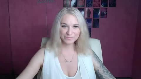 Snapshot of moonsusanna chatting on July 3, 11:27 am Susanna online show from July 3, 11:27 am