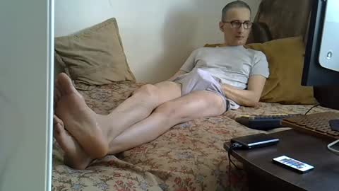 Snapshot of moovurey16 chatting on April 2, 8:12 am Alex online show from April 2, 8:12 am