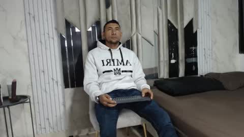 Snapshot of morganandmegan chatting on December 1, 11:15 am MORGAN AND MEGAN online show from December 1, 11:15 am