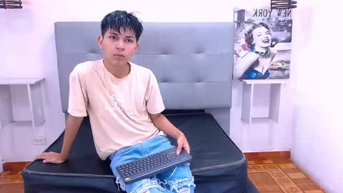 Snapshot of mortelle_ chatting on November 17, 1:06 pm MORTELLE online show from November 17, 1:06 pm