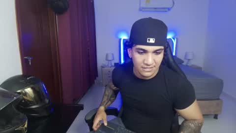 Snapshot of mr_maximo chatting on August 1, 3:50 am mr_maximo online show from August 1, 3:50 am