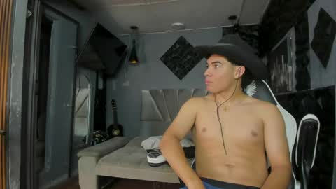 mr_mois online show from April 26, 10:02 am