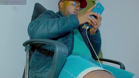 Snapshot of mr_santos01 chatting on March 14, 5:13 am Santos online show from March 14, 5:13 am
