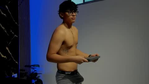 yisuz online show from March 3, 7:09 pm