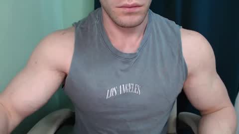 Snapshot of mrbiceps_23 chatting on February 14, 8:21 am Mrbiceps23 online show from February 14, 8:21 am