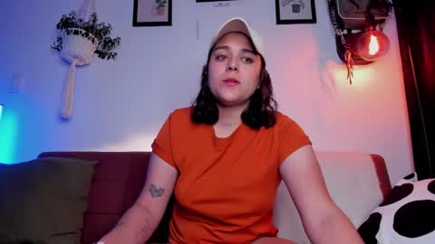 Snapshot of mrbuu_ chatting on November 28, 10:34 pm Laura online show from November 28, 10:34 pm