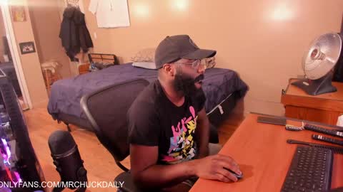 Snapshot of mrchuckdailyxxx chatting on December 16, 9:09 pm Chuck Daily online show from December 16, 9:09 pm