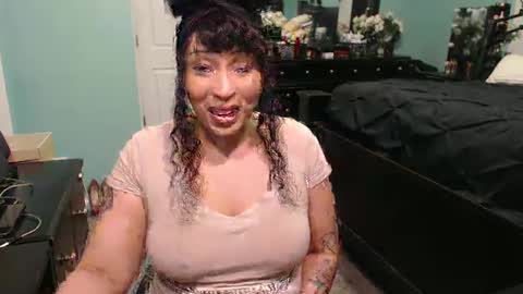 Queen Baddie online show from December 20, 7:01 am