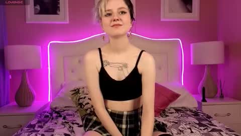 Snapshot of msmonte chatting on November 23, 1:22 pm Lina Help me to reach 100 thumbs up online show from November 23, 1:22 pm