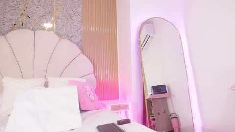 Manuela  online show from November 15, 3:15 am