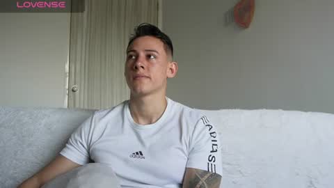 Snapshot of muscle_king_cum chatting on July 22, 3:37 pm muscle_king_cum online show from July 22, 3:37 pm