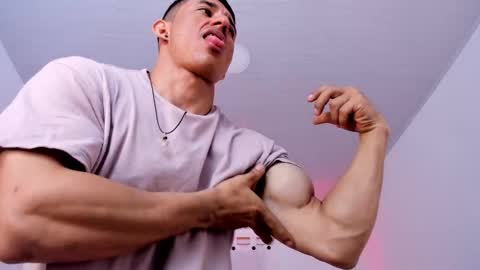 Muscle Man online show from November 12, 3:45 pm