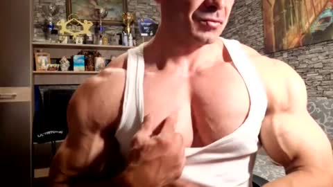 Snapshot of musclebredon chatting on July 25, 7:33 pm BRENDON online show from July 25, 7:33 pm