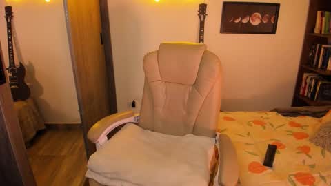 Snapshot of musicayluna chatting on October 28, 2:37 am VALENTINA Luna online show from October 28, 2:37 am