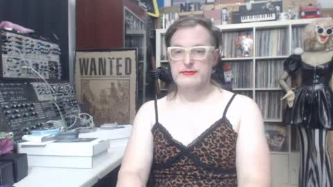 Snapshot of muziknerd chatting on May 17, 6:11 am Muziknerd online show from May 17, 6:11 am
