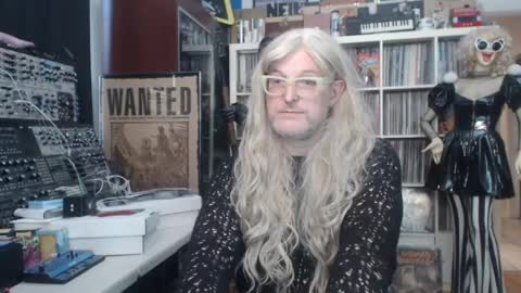 Snapshot of muziknerd chatting on May 21, 11:34 pm Muziknerd online show from May 21, 11:34 pm